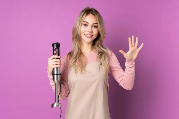 Teenager Russian Girl Using Hand Blender Isolated Purple Background Counting — Stockfoto