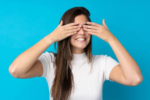 Teenager Mädchen Über Isoliertem Blauem Hintergrund Der Die Augen Mit — Stockfoto