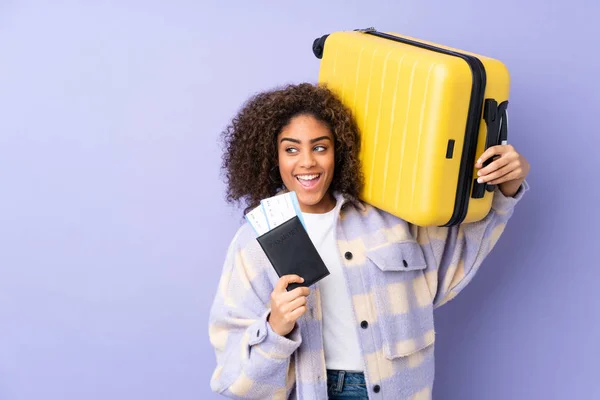 Jonge Afro Amerikaanse Vrouw Geïsoleerd Paarse Achtergrond Vakantie Met Koffer — Stockfoto