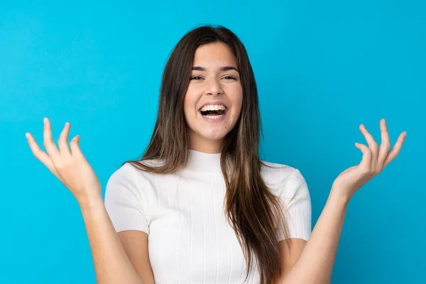 Tiener Meisje Geïsoleerde Blauwe Achtergrond Glimlachen Veel — Stockfoto