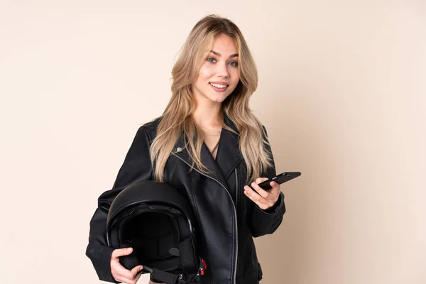 Ragazza Russa Con Casco Moto Isolato Sfondo Beige Con Caffè — Foto Stock