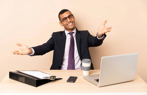 Giovane Uomo Affari Nel Suo Ufficio Con Computer Portatile Altri — Foto Stock