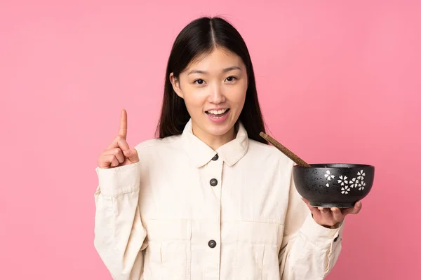 Jonge Aziatische Vrouw Geïsoleerd Roze Achtergrond Wijzend Een Geweldig Idee — Stockfoto