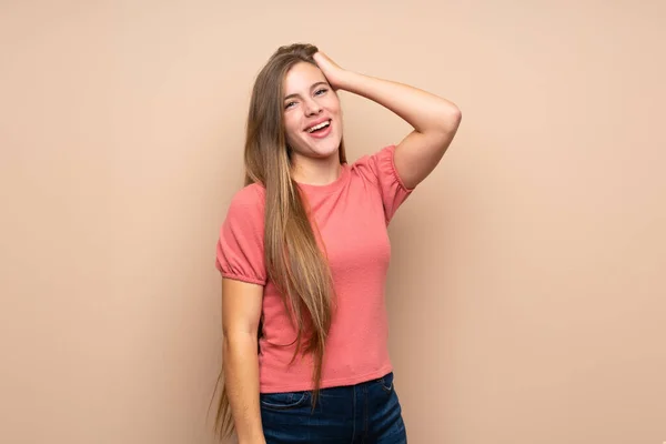 Teenager Blondýny Dívka Přes Izolované Pozadí Směje — Stock fotografie