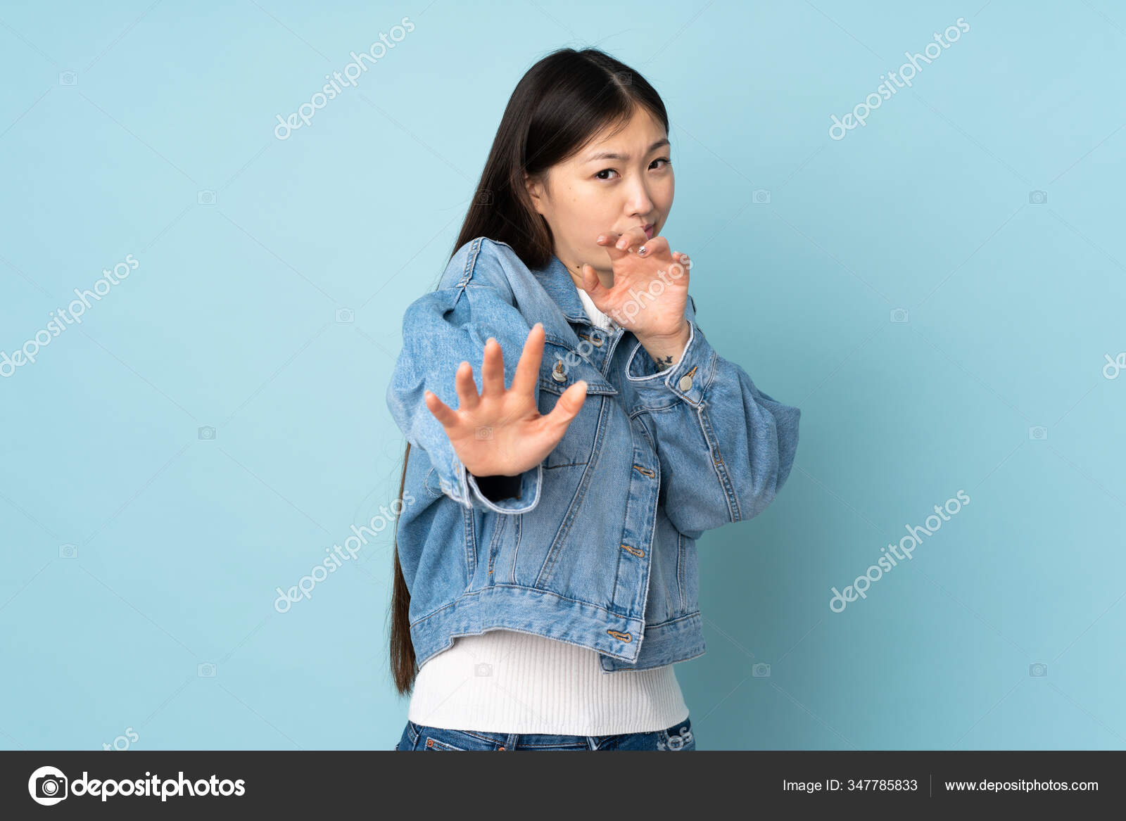 Joven Asiatico Mujer Aislado Fondo Nervioso Estiramiento Manos Frente Fotografia De Stock C Luismolinero 347785833 Depositphotos