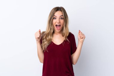 Soyutlanmış beyaz arka planda genç bir kadın galibiyeti kutluyor.