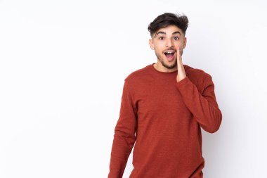 Şaşırmış ve şok olmuş bir yüz ifadesiyle yalıtılmış bir geçmişi olan Arap yakışıklı bir adam.