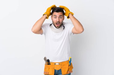 Yüzünde sürpriz ifade olan izole beyaz arka plan ustaları ya da elektrikçiler.