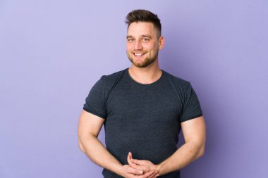 Soyutlanmış arka plan gülen Rus yakışıklı adam.