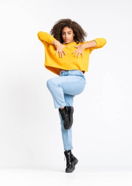 Genç Afrikalı Amerikalı kadın izole beyaz arka planda dans ediyor.