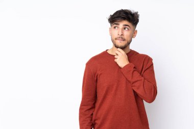 Münzevi geçmişi olan yakışıklı Arap bir adamın şüpheleri ve düşünceleri var.