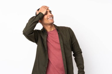 Genç Afrikalı Amerikalı izole edilmiş beyaz arka planda bir şey fark etti ve çözüme niyetlendi.