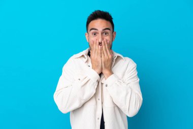 Soyutlanmış mavi bir geçmişi olan genç yakışıklı bir adam.