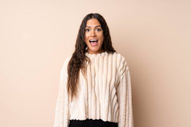 Şaşırtıcı bir yüz ifadesi olan, izole edilmiş genç bir kadın.