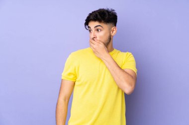 Arap yakışıklı bir adam, izole edilmiş geçmişine bakarak sürpriz jest yapıyor.