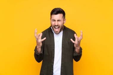 Aşırı izole edilmiş sarı arka plan mutsuz ve hayal kırıklığına uğramış bir adam.