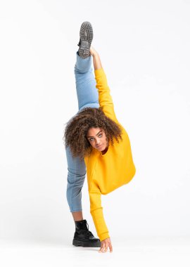 Genç Afrikalı Amerikalı kadın izole beyaz arka planda dans ediyor.