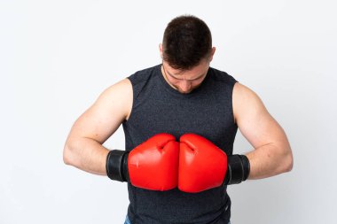 Beyaz arka planda boks eldivenli Rus sporcu.