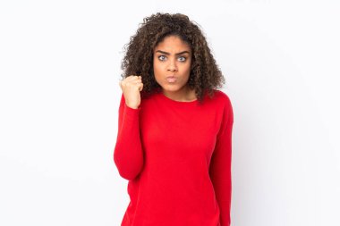 Genç Afrikalı Amerikalı kadın mutsuz bir ifadeyle arka planda izole edilmiş.