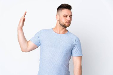 Soyutlanmış, yorgun ve hasta bakışlı Rus yakışıklı bir adam.