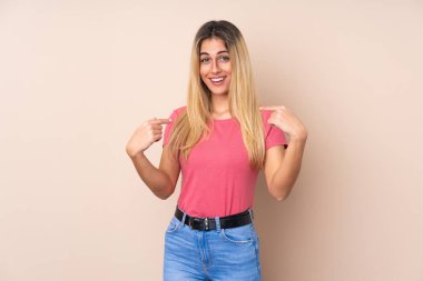 Genç Uruguaylı kadın, yalıtılmış bir geçmişi var ve yüzünde sürpriz bir ifade var.