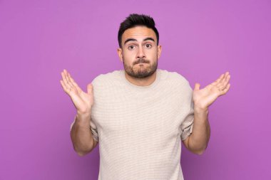 Mor bir geçmişi olan genç ve yakışıklı bir adam şüpheli hareketler yapıyor.