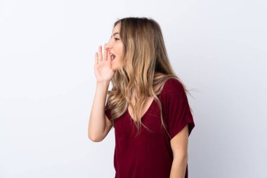 İzole edilmiş beyaz arka planda ağzı açık genç bir kadın bağırıyor.