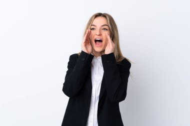 Ağzı tamamen açık bağıran izole beyaz arka plan üzerinde genç iş kadını