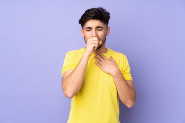 Soyutlanmış geçmişi olan yakışıklı Arap bir adam çok öksürüyor.