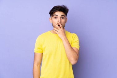 Münzevi bir geçmişi olan yakışıklı Arap bir adam şaşırdı ve şaşırdı.