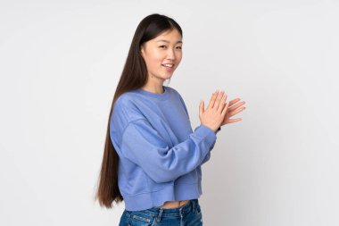 Genç Asyalı kadın, arka planda izole edilmiş alkışlıyor.