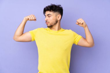 Soyutlanmış geçmişi olan yakışıklı Arap bir adam güçlü bir jest yapıyor.