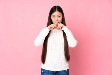 Asyalı genç bir kadın, izole edilmiş geçmişinde sessizlik işareti var.