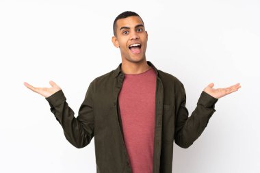 Yüzünde şok ifadesi olan, izole edilmiş beyaz bir geçmişi olan genç Afrikalı Amerikalı bir adam.