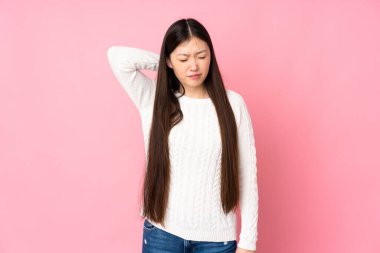 Boynu ağrıyan Asyalı genç bir kadın.