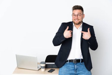 Ofisteki Rus adam beyaz arka planda, şaşırmış yüz ifadesi ile izole edilmiş.