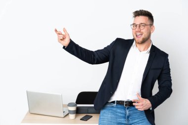 Beyaz arka planda yalnız bir ofiste gitar çalan bir Rus.