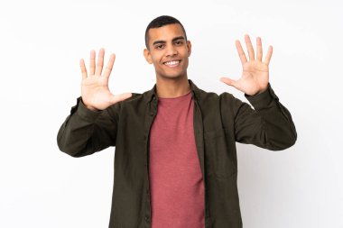 Genç Afro-Amerikalı adam izole edilmiş beyaz arka planda parmaklarıyla 10 kişi sayıyor.