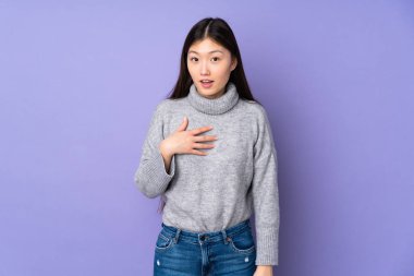 Tecrit edilmiş bir geçmişi olan genç Asyalı kadın kendini işaret ediyor.