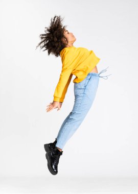 Genç Afrikalı Amerikalı kadın izole beyaz arka planda dans ediyor.