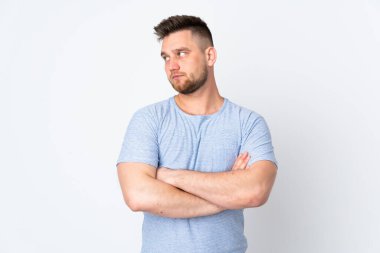 Tecrit edilmiş Rus yakışıklı adam kollarını kavuşturuyor.