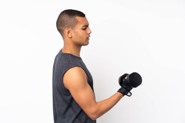Genç Afrikalı Amerikalı sporcu izole edilmiş beyaz arka planda halter yapıyor
