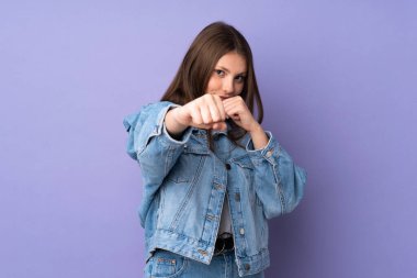 Mor arka planda dövüşen beyaz bir kız.