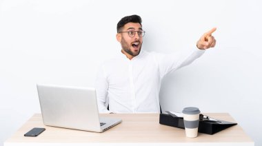 İşyerinde genç bir işadamı işaret ediyor.