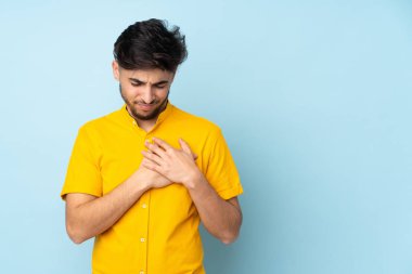 Soyutlanmış bir geçmişi olan yakışıklı bir Arap 'ın kalbinde ağrı var.