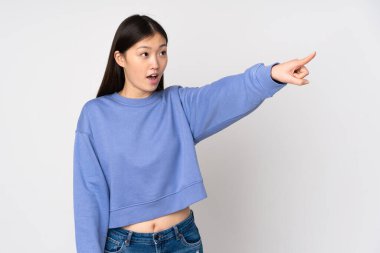 Arka planda izole edilmiş genç Asyalı kadın...