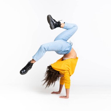 Genç Afrikalı Amerikalı kadın izole beyaz arka planda dans ediyor.