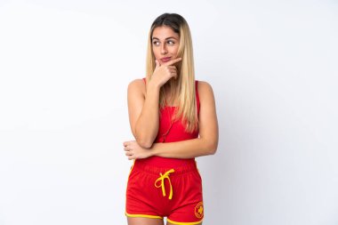 Cankurtaran kadın izole edilmiş beyaz arka plan bir fikir düşünüyor.