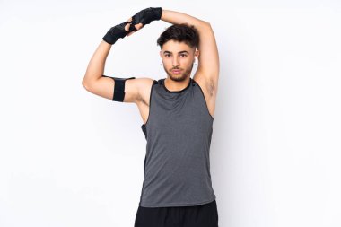 Beyaz arka planda izole edilmiş spor yapan Arap erkek.