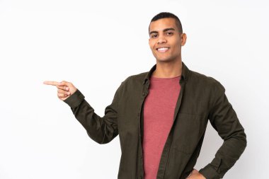 İzole edilmiş beyaz arka planda genç Afro-Amerikan bir adam.